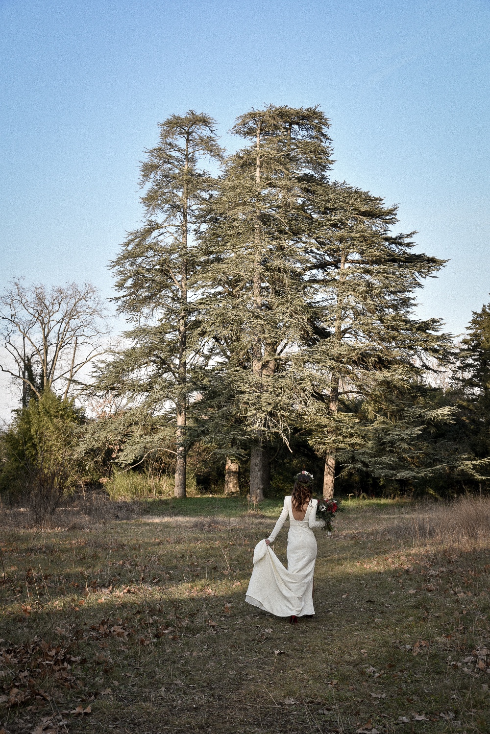 Shoot d'inspiration mariage Hivernal Photographe Anais Armand Petrier , robe modèle bonnie fluide manches longues , dentelle bas de manches avec une traîne 