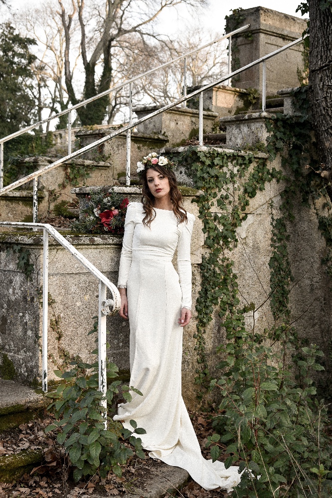 Shoot d'inspiration mariage Hivernal Photographe Anais Armand Petrier , robe modèle bonnie fluide manches longues , dentelle bas de manches avec une traîne 